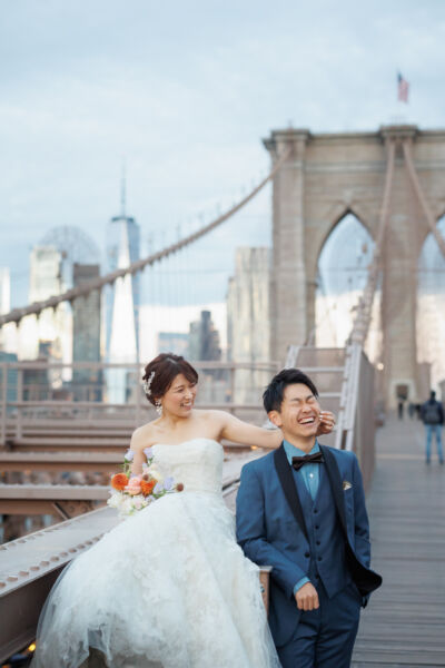 ニューヨークの前撮り/フォトウェディング|ブルックリンブリッジの上の花嫁と花婿。