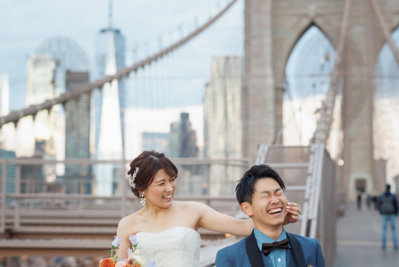 ニューヨークの前撮り/フォトウェディング|ブルックリンブリッジの上の花嫁と花婿。