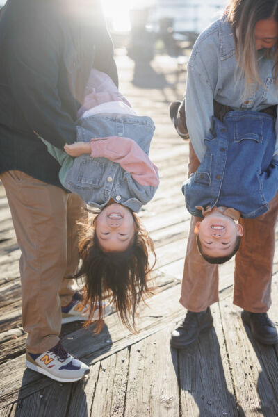 ニューヨークのファミリーフォト|姉弟の微笑ましいショット。