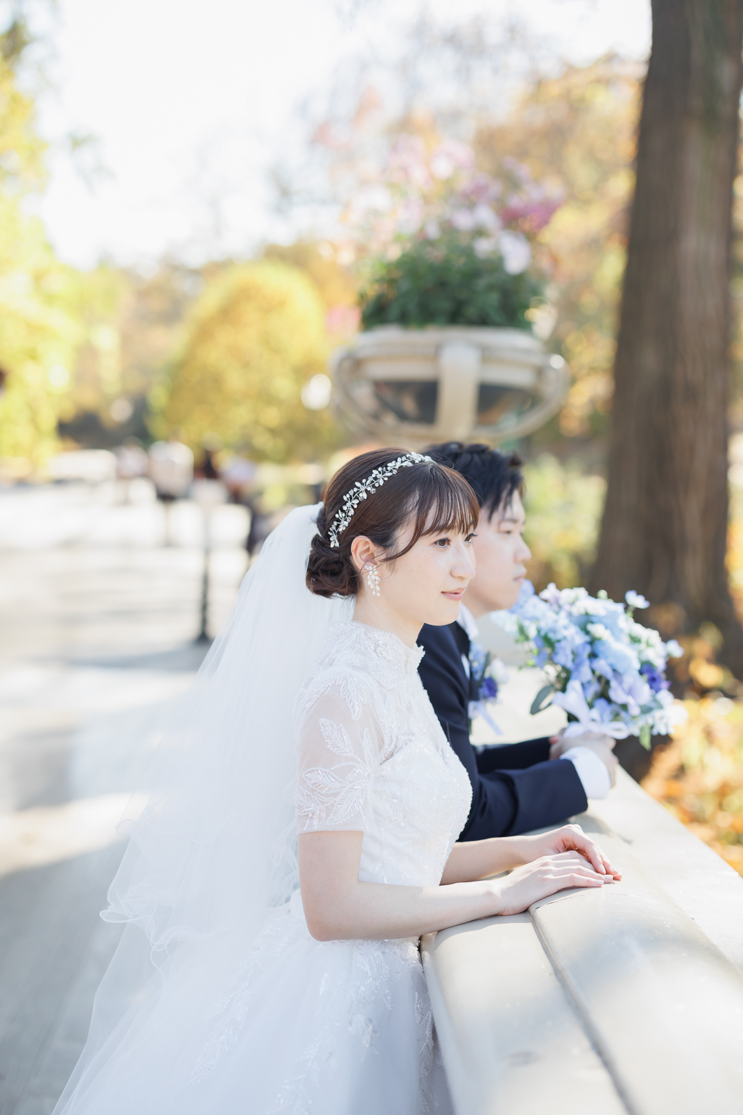 ニューヨークの前撮り/フォトウェディング|ボウブリッジに立つ花嫁の横顔。