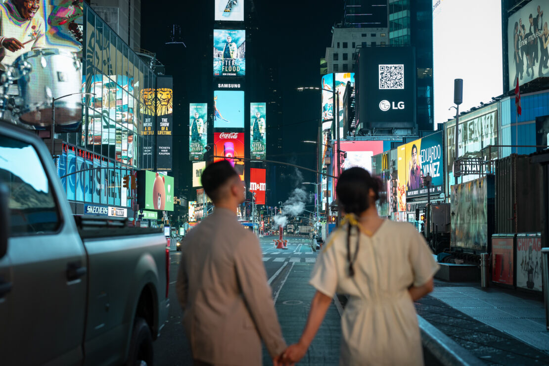 ニューヨークのフォトウェディング/前撮り|ネオンのタイムズスクエアで結婚写真。