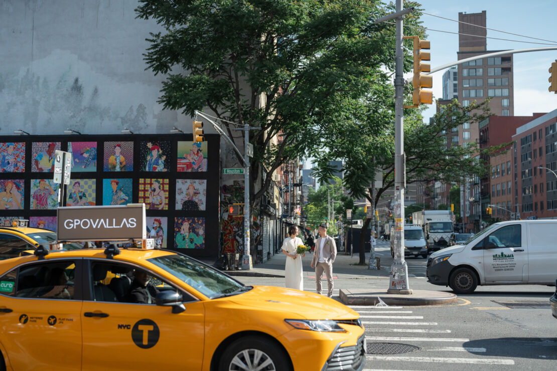 ニューヨークのフォトウェディング/前撮り|Bowery Muralに立つ花嫁と花婿。