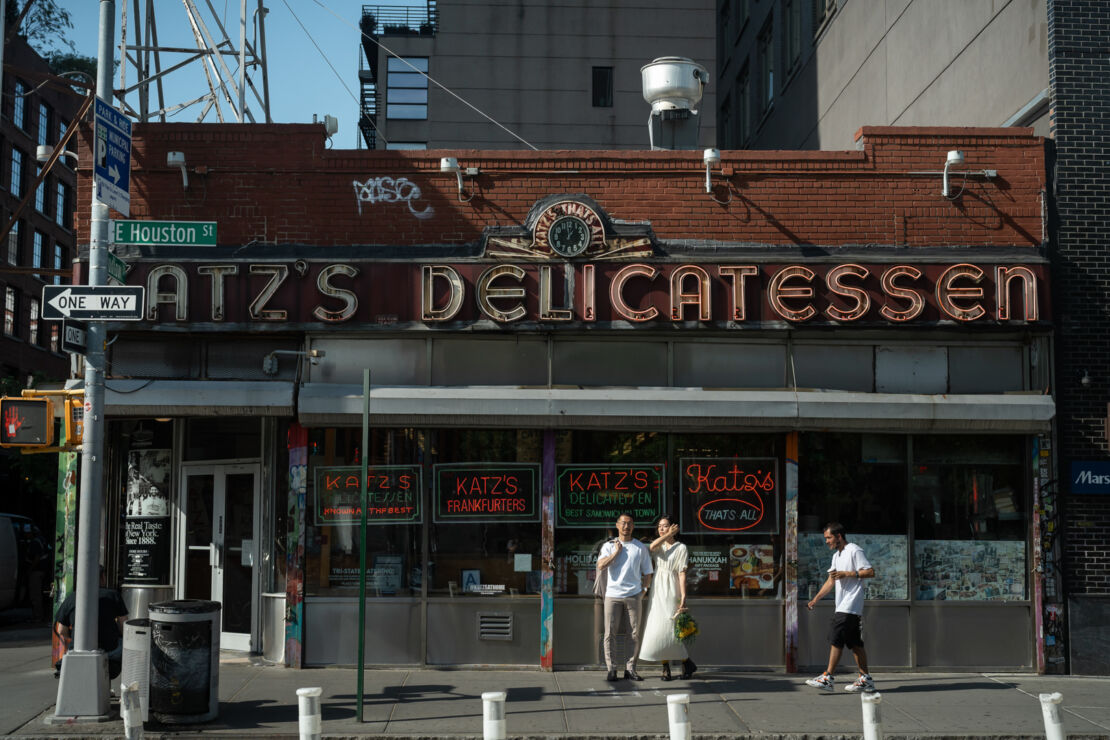 ニューヨークのフォトウェディング/前撮り|KATZ‘S DELICATESSENの前に立つ花嫁と花婿。