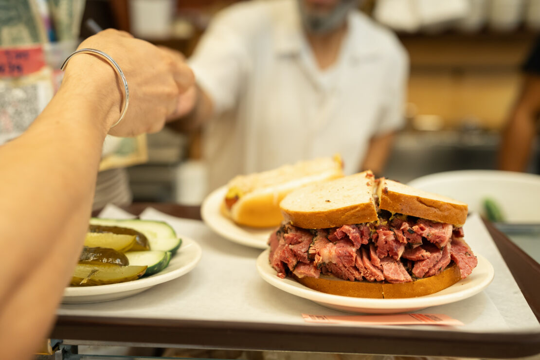 ニューヨークのフォトウェディング/前撮り|KATZ‘S DELICATESSENの名物サンドウィッチ。