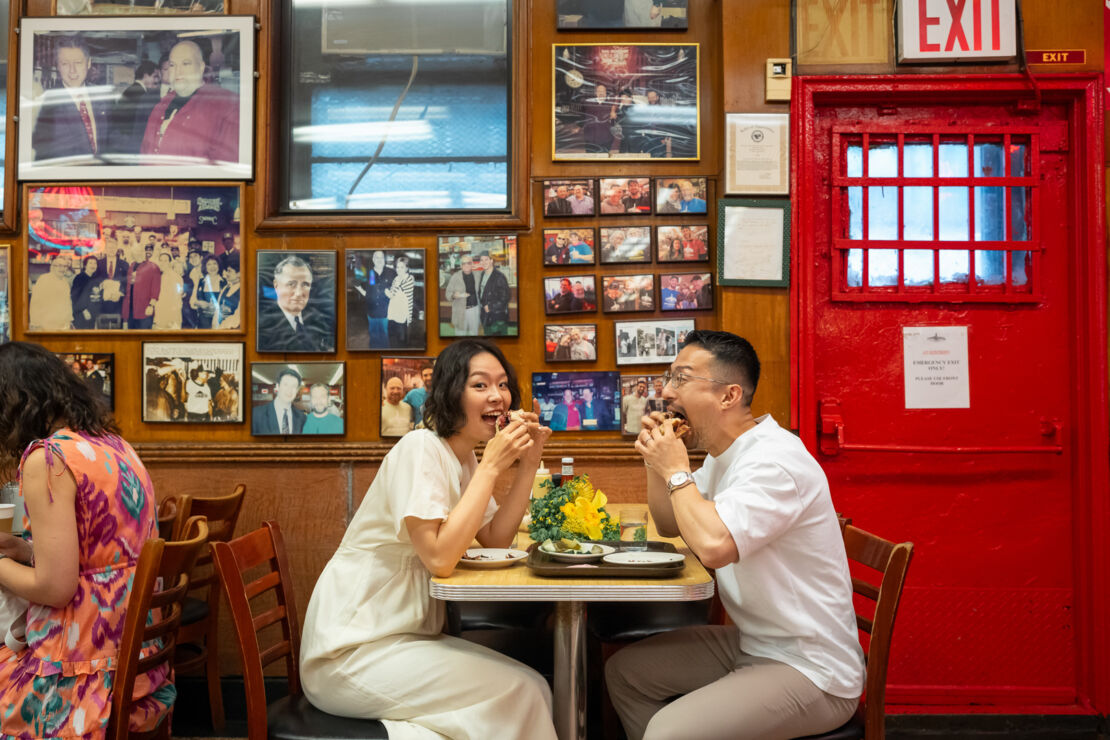 ニューヨークのフォトウェディング/前撮り|KATZ‘S DELICATESSENで食事中の花嫁と花婿。