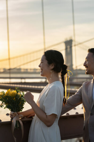 ニューヨークのフォトウェディング/前撮り|ブルックリンブリッジからの景色を眺める花嫁と花婿。