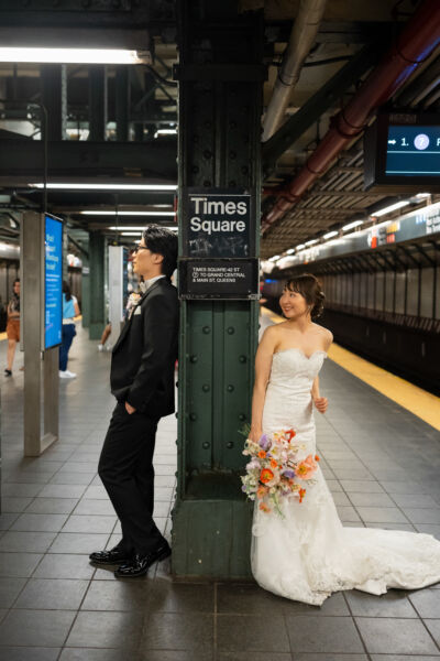 ニューヨークの前撮り/ウェディングフォト|地下鉄のホームで。