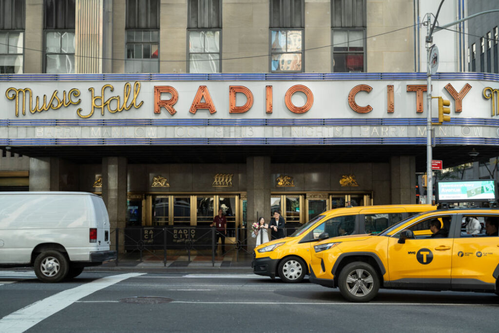 ニューヨークの前撮り/ウェディングフォト|RADIO CITY MUSIC HALLにて。