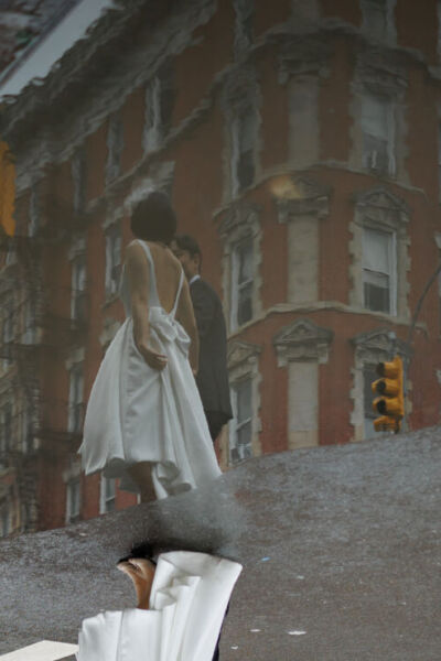 ニューヨークの前撮り/フォトウェディング|水たまりに映るニューヨークと花嫁さま。