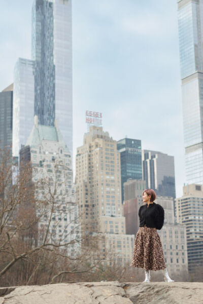 ニューヨークのソロポートレート/セントラルパークのザ・ロックに立つ女性。