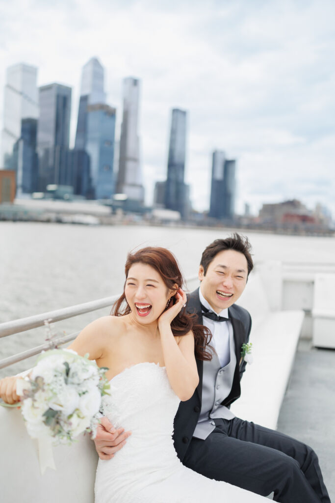 ニューヨークの前撮り|ウェディングフォト/フェリーの上で楽しそうなご夫婦。