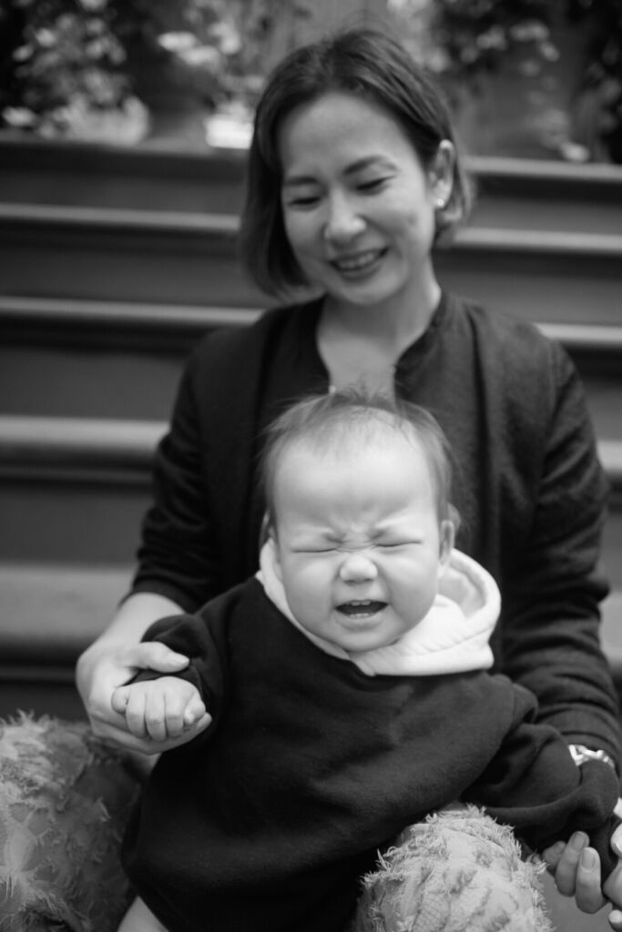 ニューヨークのファミリーフォト/あどけない表情の1歳の女の子。
