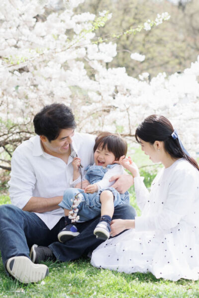 ニューヨークのファミリーフォト/チェリーヒルの桜の木の下で笑顔の家族