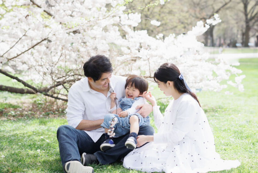 ニューヨークのファミリーフォト/チェリーヒルの桜の木の下で笑顔の家族