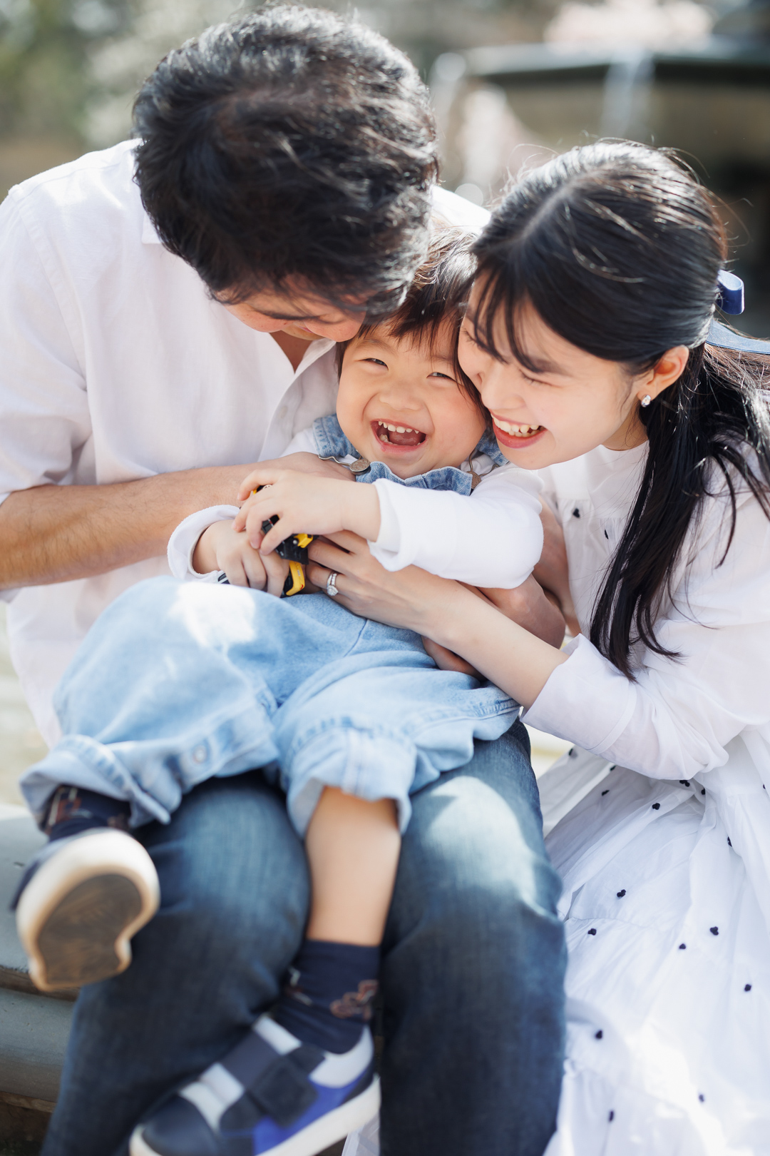 ニューヨークのファミリーフォト/笑顔のパパ、ママ、2歳の男の子。