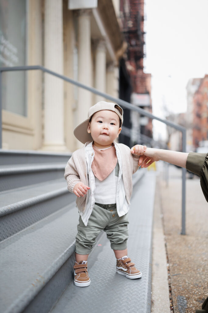 ニューヨークのファミリーフォト/ソーホーで1歳の男の子が誇らしげに立っている。