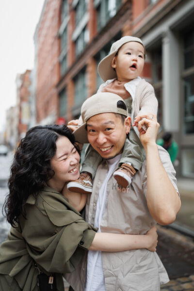 ニューヨークのファミリーフォト/ソーホーの街並みを背景に。