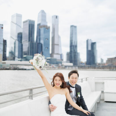 ニューヨークの前撮り|フォトウェディング/フェリーの上にいる花嫁と花婿。