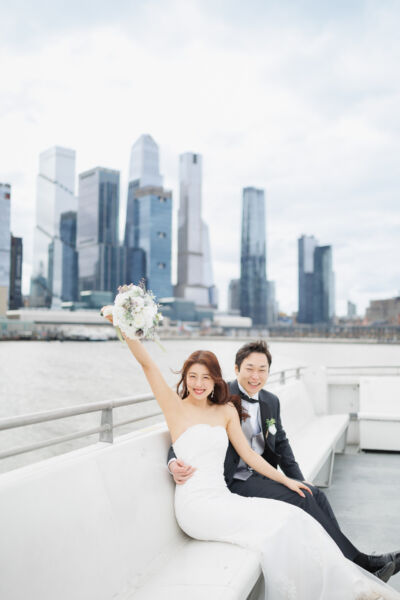 ニューヨークの前撮り|フォトウェディング/フェリーの上にいる花嫁と花婿。