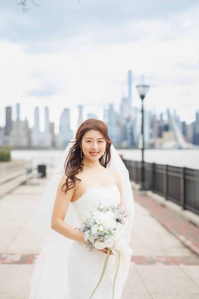 ニューヨークの前撮り|ウェディングフォト/West New Yorkのハドソン川沿いにたつ花嫁さま。