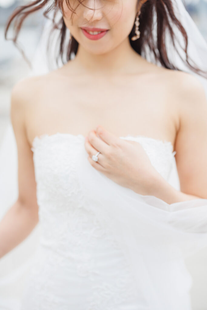 ニューヨークの前撮り|ウェディングフォト/ハドソン川の風になびく花嫁さまのウェディングヘア。
