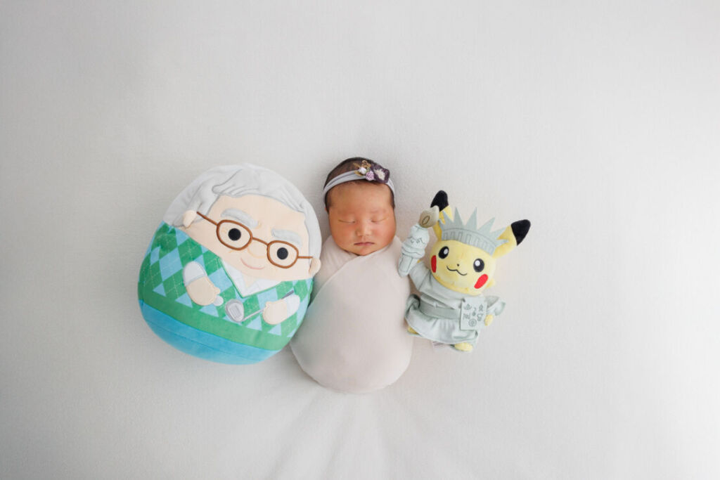 ニューヨークでニューボーンフォト/ピカチュウとスウォーレンバフェットのスクイッシュマロに囲まれたベビー。
