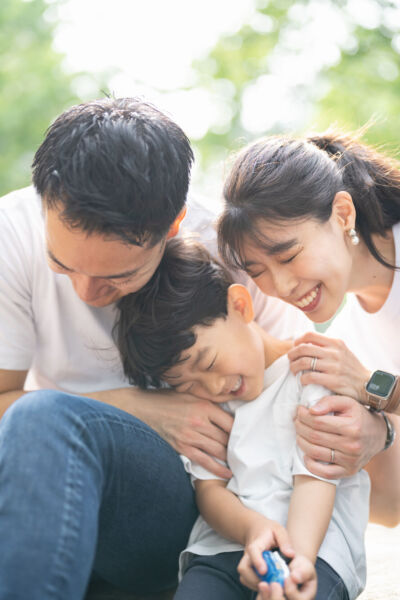 ニューヨークのファミリーフォト/いつもの公園で寄り添うご家族。