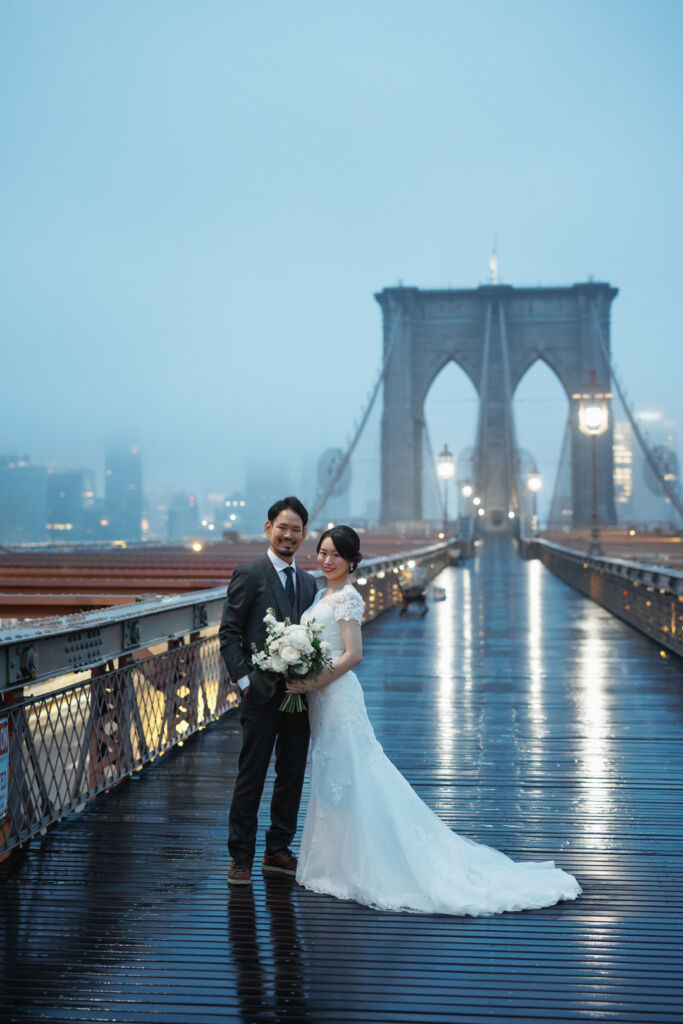 ニューヨークでウェディングフォト/霧の降りた幻想的な雰囲気の中のカップル。