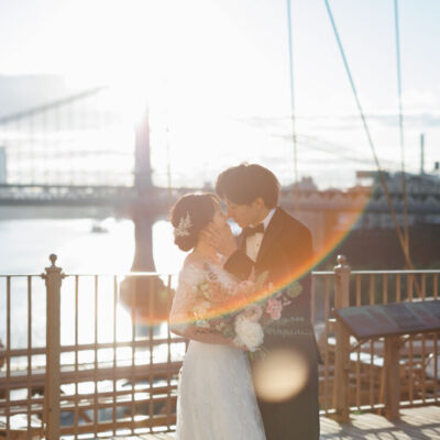 ニューヨークでフォトウェディング|前撮り/ブルックリンブリッジの朝日を浴びる花嫁と花婿。