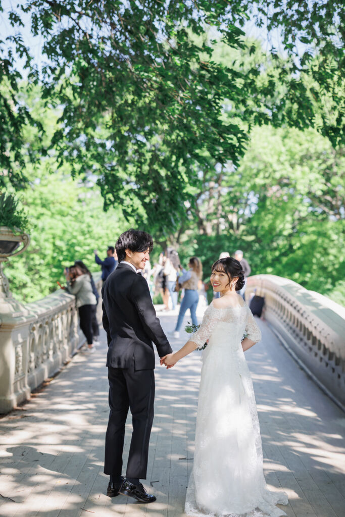 ニューヨークのフォトウェディング|前撮り/ボウブリッジでほほ笑む花嫁と花婿。