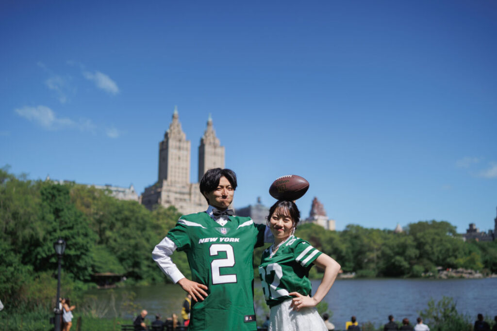 ニューヨークのフォトウェディング|前撮り/New York Jetsのユニフォームを着た花嫁と花婿。