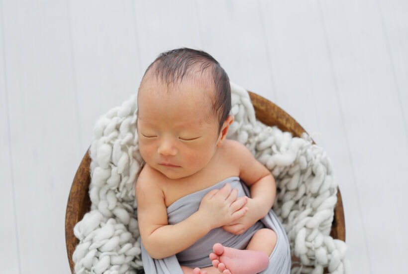 ニューヨークのニューボーンフォト/バスケットに入って眠るベビー。