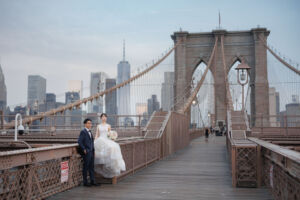 ニューヨークの前撮り|ウェディングフォト/ブルックリンブリッジのとウェディイング姿の花嫁と花婿。
