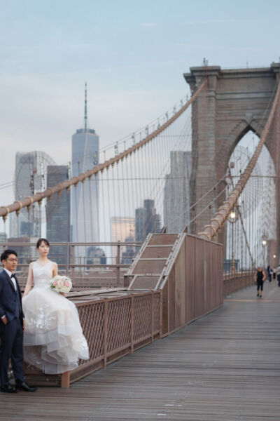 ニューヨークの前撮り|ウェディングフォト/ブルックリンブリッジのとウェディイング姿の花嫁と花婿。