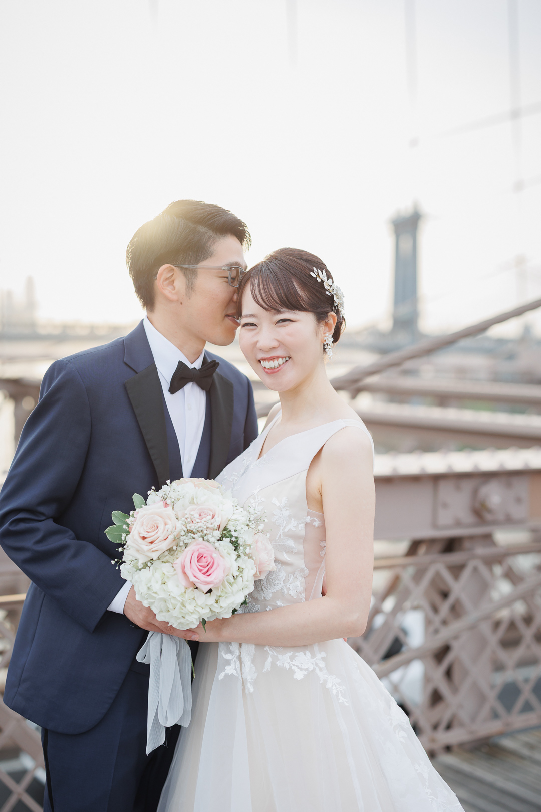 ニューヨークのウェディングフォト/前撮り|ブルックリンブリッジで笑顔の花嫁と花婿。
