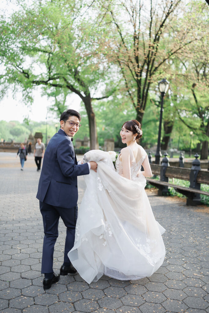 ニューヨークのウェディングフォト/前撮り|トレーンを持つ花婿さま。