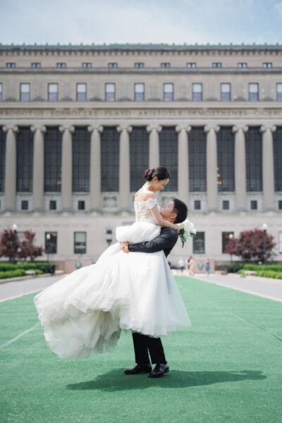 ニューヨークウェディングフォト|前撮り/コロンビア大学で抱っこショット。