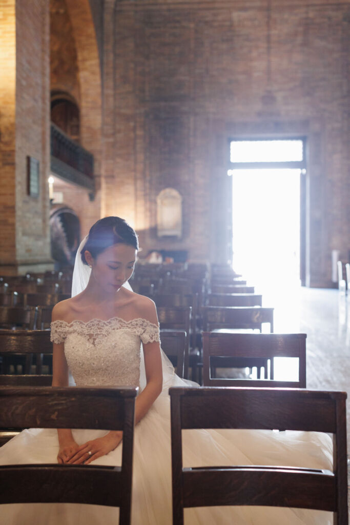 NYウェディングフォト|前撮り/祈りをささげているかのような花嫁さま。