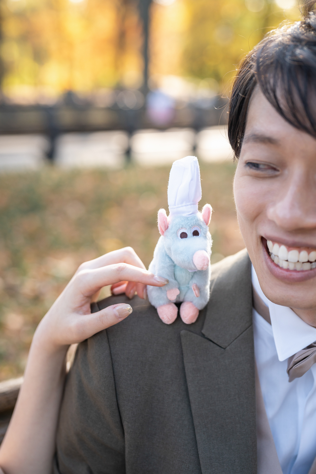 ニューヨークのウェディングフォト|前撮り/花婿さまの肩にのせたレミーのぬいぐるみ。