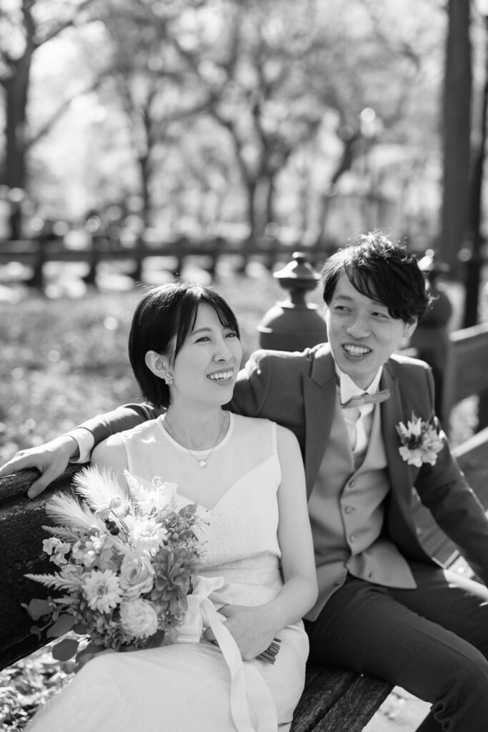 ニューヨークのウェディングフォト|前撮り/笑い合い、幸せそうな花嫁と花婿。