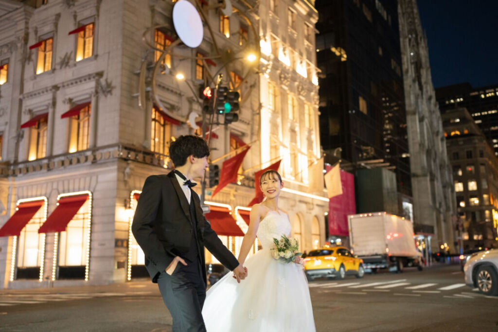 ニューヨークの前撮り|フォトウェディング/5番街を歩く花嫁と花婿。