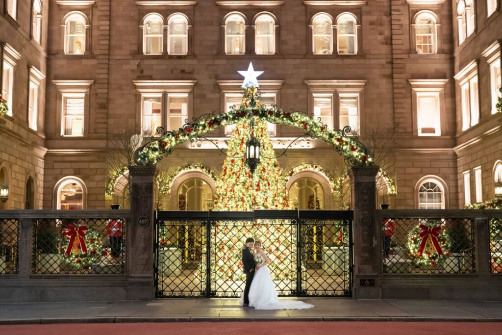 ニューヨークの前撮り|フォトウェディング/ロッテニューヨークパレスのクリスマスツリーを背景に。