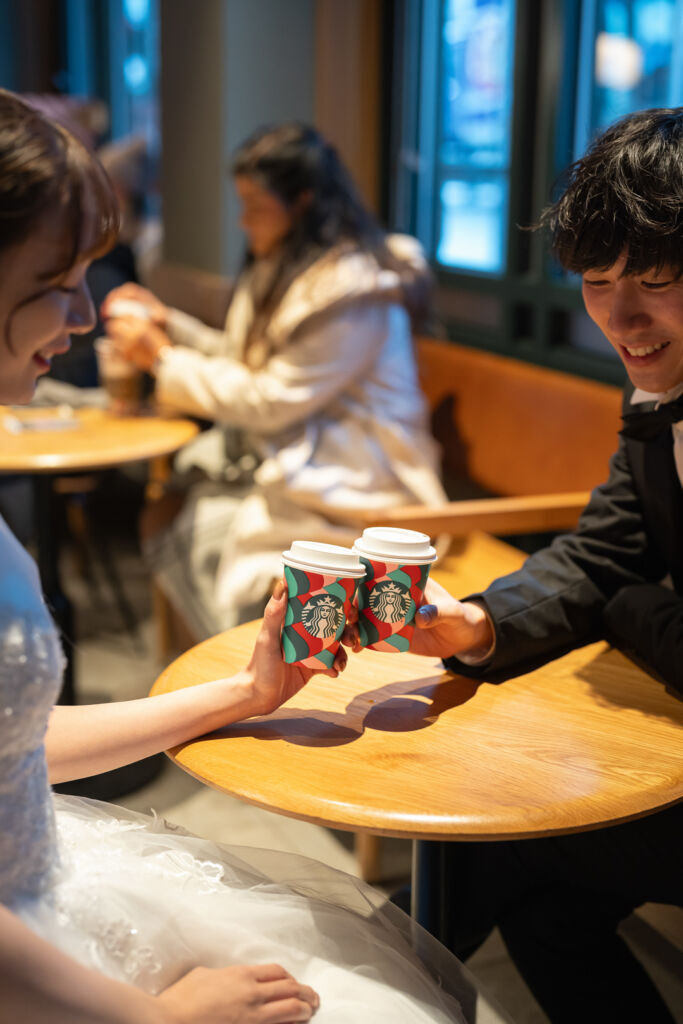 ニューヨークの前撮り|フォトウェディング/お二人の思い出の場所で乾杯しているカップル。