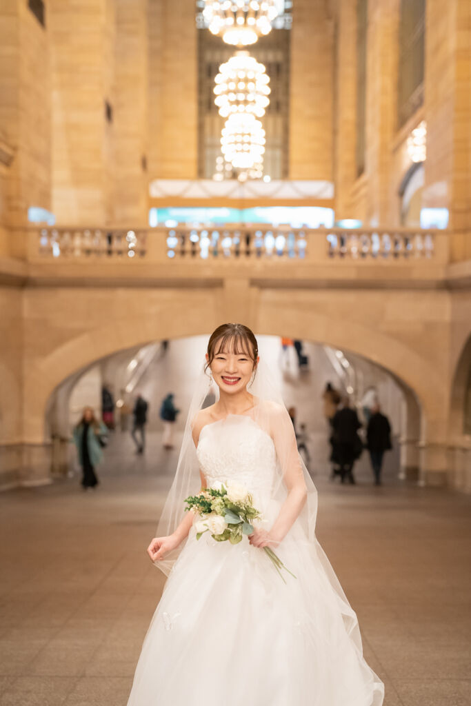 ニューヨークの前撮り|フォトウェディング/グランドセントラル駅で花嫁さまのソロショット。