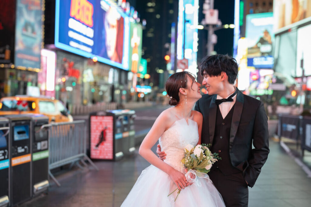 ニューヨークの前撮り|フォトウェディング/タイムズスクエアで笑い合う花嫁と花婿。