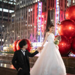 ニューヨークの前撮り|フォトウェディング/RadioCity Music Hallのクリスマスオーナメントの前で。