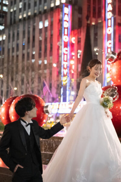 ニューヨークの前撮り|フォトウェディング/RadioCity Music Hallのクリスマスオーナメントの前で。