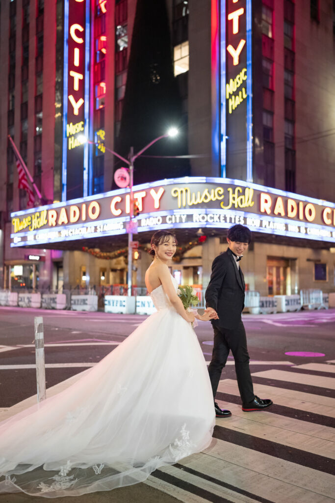 ニューヨークの前撮り|フォトウェディング/Radio City Music Hall前で横断歩道ショット。