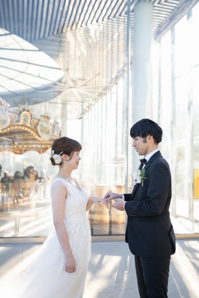 ニューヨークの前撮り|ウェディングフォト/ジェーンズカルーセルの前でプロポーズの再現ショット。