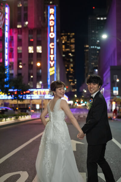 ニューヨークの前撮り|フォトウェディング/ラジオシティホールの前にて。